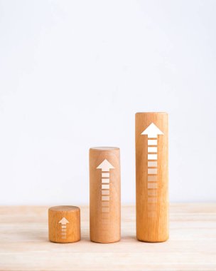 Silindirik tahta çubuk grafik üzerinde yukarı doğru oklar beyaz arka plan, dikey stil, iş büyüme süreci, kâr planlama, başarı yatırım hedef tablosu, büyüyen pazar kavramları izole adımlar.