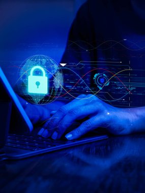Siber güvenlik, dünya çapında internet ağı güvenlik teknolojisi, özel dijital veri koruma kavramları. İş adamı dijital tablet bilgisayarla çalışırken güvenlik kalkanı ikonu hologramı ortaya çıkıyor.