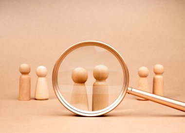 İnsan kaynakları (İK), işe alım, çift, eş seçimi, işe alım, aşk hesap makinesi eşleşmesi, online randevu kavramları. Erkek ve dişi ahşap figürler bej arka planda büyüteç olarak seçildi.