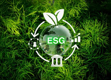 Çevresel, sosyal ve kurumsal yönetim, iş hedefi ve sürdürülebilir, etik uygulamalar kavramını uygulamak. Cam toprak kürede ESG kısaltması yeşil yaprak arka planında tiraj simgeleri.