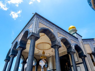 Brunei Darussalam 'ın başkenti Bandar Seri Begawan' daki Brunei Sultanı Hassanal Bolkiah 'ın adını alan Jame' Asr Hassanil Bolkiah Camii mimarisinin güzel manzarası..