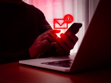 SMS spam ve dolandırıcılık konseptinden sahte mesajlar. SMS hacklenmiş uyarı uyarısı, isimsiz bir hacker tarafından rastgele cep telefonu gönderilmesi, kötü amaçlı yazılımın mesaj alarmına virüs yayması.