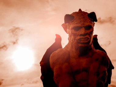Ölüm meleği, boynuzlu ve kanatlı şeytan heykelinin korkunç ve ciddi yüzü, kopya uzayı olan kırmızı gökyüzü. Cadılar Bayramı için Gargoyles heykeli süslemesi. Mutlu Cadılar Bayramı konsepti.