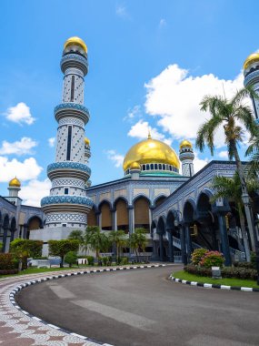 Brunei Darussalam 'ın başkenti Bandar Seri Begawan' daki Brunei Sultanı Hassanal Bolkiah 'ın adını alan Jame' Asr Hassanil Bolkiah Camii mimarisinin güzel manzarası..