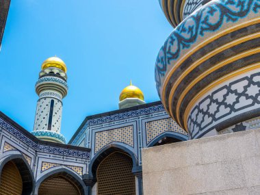Brunei Darussalam 'ın başkenti Bandar Seri Begawan' daki Brunei Sultanı Hassanal Bolkiah 'ın adını alan Jame' Asr Hassanil Bolkiah Camii mimarisinin güzel manzarası..