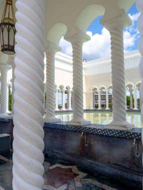 Adını 28. Sultan 'dan alan Ömer Ali Seydien Camii' nin abdest bölgesi, Brunei Darussalam 'ın başkenti Bandar Seri Begawan' ın simgesi..
