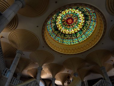 BANDAR SERI BEGAWAN, BRUNEI - 21 Nisan 2024: Jame 'Asr Hassanil Bolkiah Camii' nin içinde dekore edilmiş çatısı altında güzelliği boyalı cam tavanlı Cupola, 29..