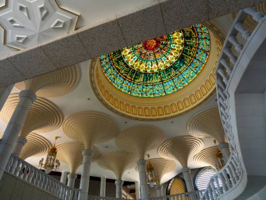 BANDAR SERI BEGAWAN, BRUNEI - 21 Nisan 2024: Jame 'Asr Hassanil Bolkiah Camii' nin içinde dekore edilmiş çatısı altında güzelliği boyalı cam tavanlı Cupola, 29..