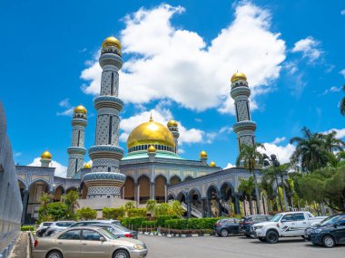 BANDAR SERI BEGAWAN, BRUNEI - 21 APRIL 2024: Jame 'Asr Hassanil Bolkiah Camii, 29.' su ve görevdeki Brunei Sultanı Hassanal Bolkiah 'ın anısına başkent Bandar Seri Begawan' da inşa edilmiştir..