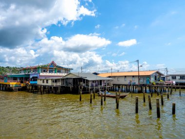 BANDAR SERI BEGAWAN, BRUNEI - 21 Nisan 2024: Kampong Ayer, Bandar Seri Begawan 'daki Brunei nehrinin önde gelen geleneksel yerleşim yeri, başkentin turizm beldeleri.
