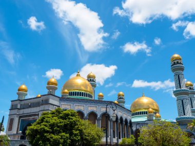 Brunei Darussalam 'ın başkenti Bandar Seri Begawan' daki Brunei Sultanı Hassanal Bolkiah 'ın adını alan Jame' Asr Hassanil Bolkiah camisinin güzel manzarası..