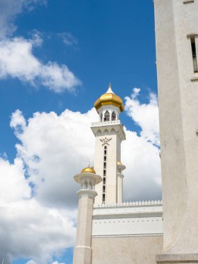 Dikey sahne, Omar Ali Saifuddien Camii 'nin dış cephesi, 28. Sultan' dan sonra adlandırılan mimari yapı, Brunei Darussalam 'ın başkenti Bandar Seri Begawan' ın simgesi..