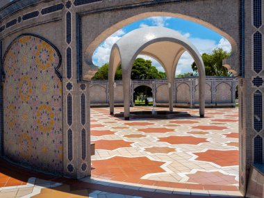Jame 'Asr Hassanil Bolkiah Camii' nin önündeki fıskiyenin üzerindeki kıvrımlı mimari kubbe, adını 29 'uncu ve şimdiki Brunei Sultanı Bandar Seri Begawan' dan alıyor..