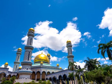 Brunei Darussalam 'ın başkenti Bandar Seri Begawan' daki Brunei Sultanı Hassanal Bolkiah 'ın adını alan Jame' Asr Hassanil Bolkiah camisinin güzel manzarası..