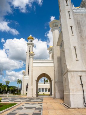 Dikey sahne, Omar Ali Saifuddien Camii 'nin dış cephesi, 28. Sultan' dan sonra adlandırılan mimari yapı, Brunei Darussalam 'ın başkenti Bandar Seri Begawan' ın simgesi..