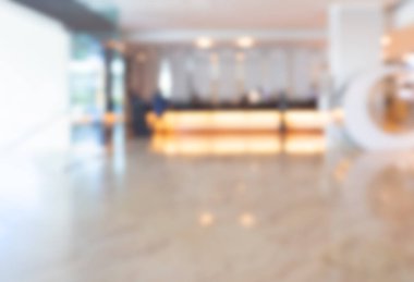 Özgeçmiş için lüks otel lobisi, ışıklandırma resepsiyonlu dekorasyon, mermer zemin. Bulanık sahne masası iç tasarımı, iş seyahati konsepti.