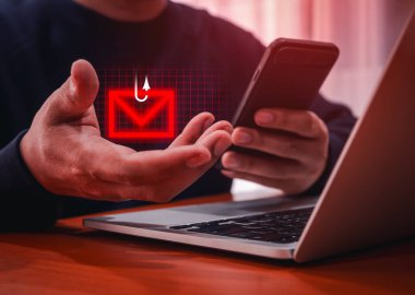 Çarpıcı saldırı, dolandırıcıdan gelen spam mesajları, konsept. Hackerların elinde kanca simgesi olan kırmızı zarf. Cep telefonu siber saldırısı kullanıyor. Dolandırıcılık amaçlı kötü amaçlı yazılım yayıyor..
