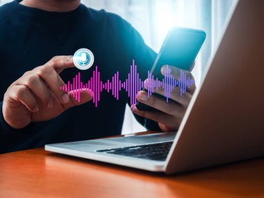 Konuşma ses arama uygulaması teknolojisi kavramı. Adam sanal mikrofon tuşuna basarken akıllı telefonda dijital ses dalgası ses grafiği olan yapay zeka asistanı otomasyon robotu.