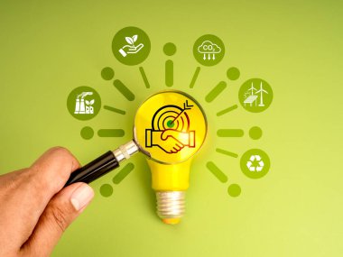 Yenilikçi yaratıcı fikir araştırma konseptiyle çevresel bakımın işbirliği. Hedef hedef, çevresel bakım ile büyüteç mercek, enerji ikonları tasarruflu sarı ampul ikonu işbirliği.