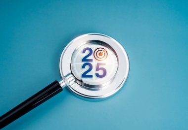 Çevrimiçi iş pazarlama ve teknoloji trendleri konsept afişi ile mutlu yıllar 2025. Hedef simgeye odaklı 2025 takvim numarası mavi zemin üzerinde www İnternet sembolü üzerinde büyüteç.