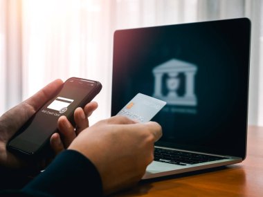 Çevrimiçi ödeme teknolojisi konsepti için kredi kartı ekle. Ödeme yöntemi olarak uygulamayı doğrudan ödeme yöntemi olarak kullanan kişi akıllı telefonu tutarken kredi nakit veya banka kartı simgesi ekle.