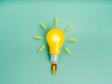 Girişim, yaratıcı fikir, ilham, eğitim bilgisi ve öğrenme, yenilik kavramı. Uzay gemisi olarak sarı ampul ya da açık yeşil arkaplan üzerinde yangın dumanı grafiği olan roket fırlatma.