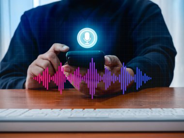 Konuşma ses arama uygulaması teknolojisi kavramı. İnsan sanal mikrofon tuşuna basarken akıllı telefonda dijital ses dalgası grafikleri. Yapay zeka konuşma yardımcı otomasyon robotu araçları. 