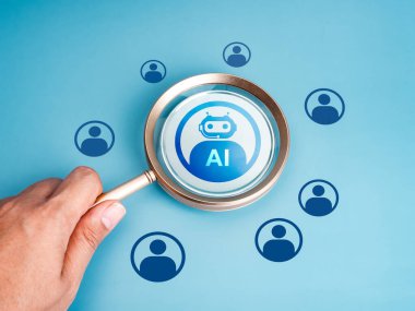 Yapay Zeka işleri, robot kariyeri, insan kaynakları (İK), işe alım, adam alma konsepti. Yapay zeka robot simgesi insan eliyle büyütülmüş cam mercek tarafından seçildi mavi arkaplanda insan sembolleri ile.