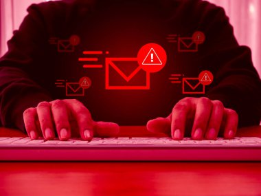 E- posta ve SMS spam, dolandırıcı ya da hacker konseptiyle sahte mesaj yollama. Zarf simgesi, e- posta hack 'i, virüs yayan dolandırıcılık virüsü içeren birçok kırmızı uyarı uyarısı, bilgisayar ekranında gösteriliyor.