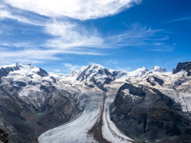 İsviçre 'nin Matterhorn Buzul Cenneti' ndeki Alp Dağları 'nda sonbahar, Zermatt, İsviçre. Yeşil su gölü ve mavi gökyüzü arka planında koyu kaya dağları olan kar manzarası.