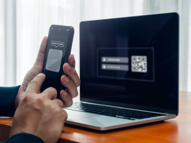 QR kodu, çok katmanlı kimlik doğrulama güvenlik konsepti. Akıllı telefon kamera çerçevesindeki dijital tarayıcı metin ile taranıyor, giriş için taranıyor, iş adamı eliyle tutuluyor dizüstü bilgisayar ekranında tarama yaparken.