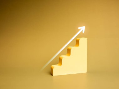 İş büyümesi, hedef ve başarı kavramı. Modern merdiven basamaklarında yükselen beyaz oklar artan grafik diyagramı performansı, ilerleme çizelgesi, kopyalama alanı olan sarı altın arka planda izole edilmiş..