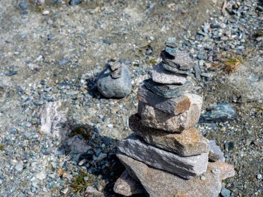 Kopya alanı olan kayalardan oluşan yakın çekim cairn, Gornergrat 'taki kaya Zen pagoda tarzı istiflenmiş, ziyaretçiler için son tren istasyonu veya Matterhorn, Zermatt, İsviçre' yi gören son turist istasyonu..