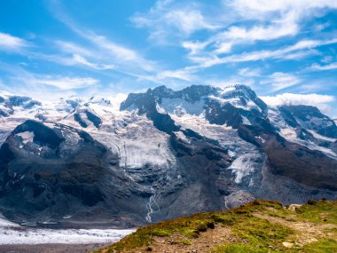 İsviçre Alpleri 'nin arka planında güzel dağ sıraları, zirvede kar dağları, mavi gökyüzünde kaya manzarası, Zermatt, İsviçre' de yaz mevsimi.