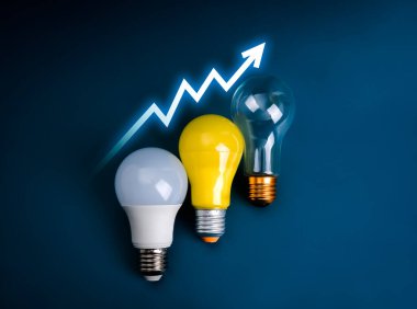 Yaratıcı trendler, yapay zeka yeniliği, bilgi, fikir ve ilham konsepti. Beyaz, sarı ve temiz elektrik ampulleri üzerinde ok yükselir büyüme grafiği adımları olarak, mavi arka planda izole, minimalist.