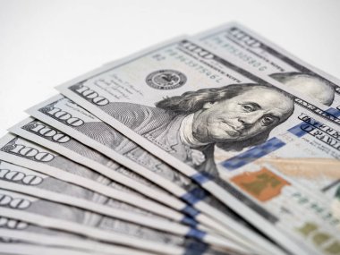 100 dolarlık banknotta mucit ve ABD 'nin kurucusu Benjamin Franklin' in resmini yakın plan beyaz arka plan, yatay tarz..