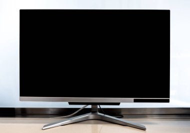 Ofisteki beyaz arka planda izole edilmiş modern bilgisayar monitörünün boş siyah LCD ekranı. İş yerinde bilgisayarın boş siyah görüntüsü.