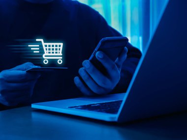 AI alışveriş hizmeti destek araçları konsepti. Yapay zeka alım ve işlemleri kolaylaştırdı. İş adamının kredi kartını elinde tutarken hızlı posta arabası sembolü gösteriliyor.