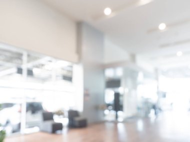 Soyut bulanık modern ofis odası, parlak çalışma alanı arka planı, cam pencere, tavan lambalı beyaz iç mekan dekorasyonu. Reklam ve iş sunumu için bulanık arkaplanlar.