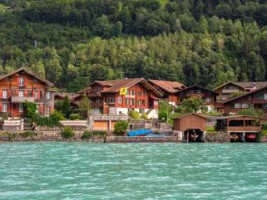 Yazın yeşil dağ manzaralı köy, Interlaken 'den Iseltwald' a kadar Brienz Gölü 'nü gezerken güzel manzaralar..