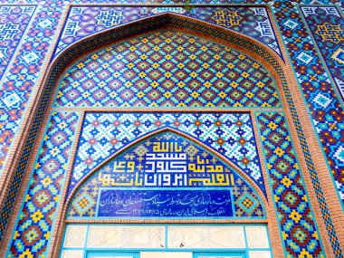 Erivan 'daki Mavi Cami, Ermenistan. Giriş kapısı ve duvar inşaatında ön tabela ve mozaik dekorasyonlar.