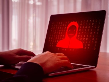 Uzaktan erişim dolandırıcılığı, hackerlık, dijital sanal suç konsepti. İkili kodlu kırmızı dolandırıcı simgesi, dizüstü bilgisayar masaüstü ekranında hacklenmiş, dolandırıcılar dizüstü bilgisayarların kontrolünü ele geçiriyorlar.