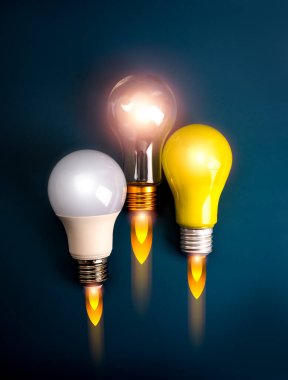 Girişim, yaratıcı fikir, eğitim bilgisi, yenilik kavramı. Üç ampul, sarı, beyaz ve temiz, uzay gemisi ya da roket fırlatma gibi, koyu mavi arkaplanda yangın dumanı grafiği.