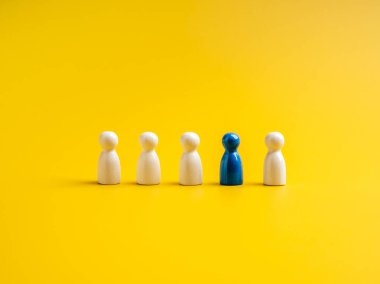 Mavi olan, sarı arkaplanda beyaz mandallı bebeklerden, insan sembollerinden oluşan gruptan farklı duran. Kalabalıktan, liderlikten, eşsizlikten, etkileyiciden, yeteneklilerden, farklılıklardan....