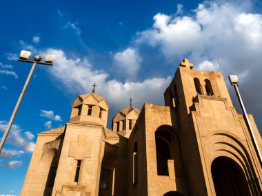 Aydınlatıcı Katedral Aziz Gregory 'nin manzarası, Ermeni havari kilisesinin en büyük katedrali, Erivan, Ermenistan. Mimari minimal tasarım, en büyük dini binalardan biri..