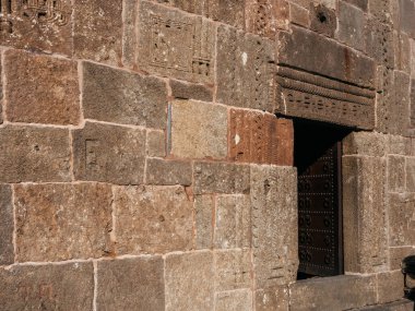 Gürcistan 'ın başkenti Kazbegi' deki dağın tepesinde, Gergeti Trinity Kilisesi ve Stepantsminda yakınlarındaki tepenin üzerindeki pencere ve taş oyma duvarı..