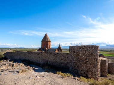 Khor Virap Manastırı manzarası, yeşil manzaralı tepedeki tapınak binaları, güneşli bir günde mavi gökyüzü arka planı, Ararat Dağı vadisi yakınlarında, Ermenistan 'ın en popüler hac alanı..