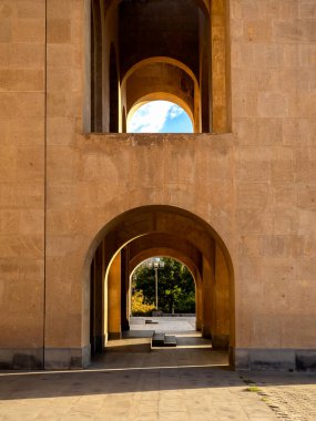 Aydınlatıcı Katedral Aziz Gregory 'nin ayrıntıları, Ermeni dönek kilisesinin en büyük katedrali, Erivan, Ermenistan. Mimari minimal tasarım, en büyük dini binalardan biri..