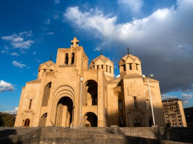 Aydınlatıcı Katedral Aziz Gregory 'nin manzarası, Ermeni havari kilisesinin en büyük katedrali, Erivan, Ermenistan. Mimari minimal tasarım, en büyük dini binalardan biri..