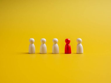 Kırmızı olan, sarı arkaplanda beyaz mandallı bebeklerden, insan sembollerinden oluşan gruptan farklı duran. Kalabalıktan, liderlikten, eşsizlikten, etkileyiciden, yeteneklilerden, farklılıklardan....